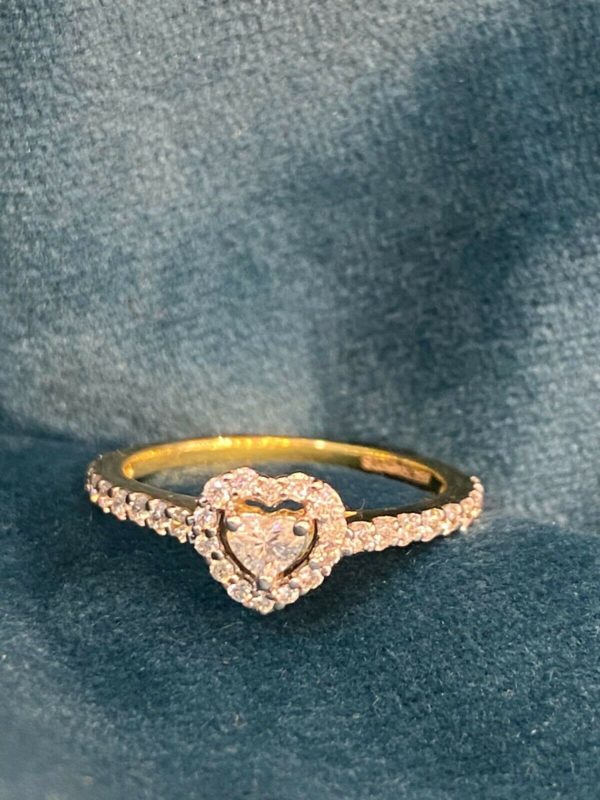 18K gold heart ring with 0.40 CT round brilliant cut diamonds